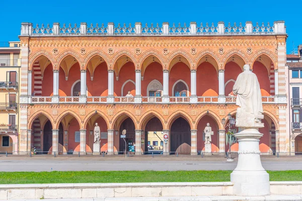 İtalya 'nın Padua kentindeki Piazza Prato della Valle' de Loggia Amulea.