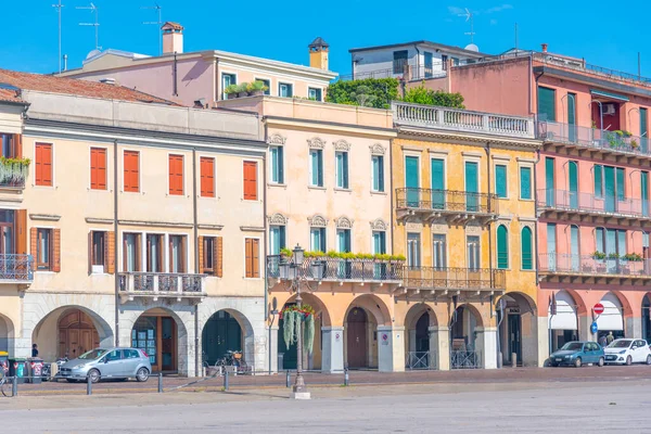İtalyan kasabası Padua 'daki Piazza Prato della Valle' de renkli evler.