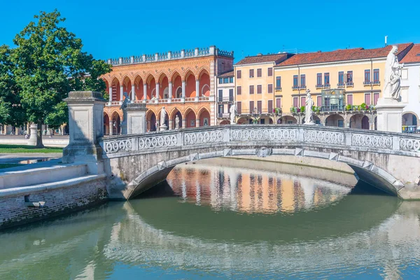 İtalyan şehri Padua 'da Prato della Valle' yi çevreleyen heykeller.
