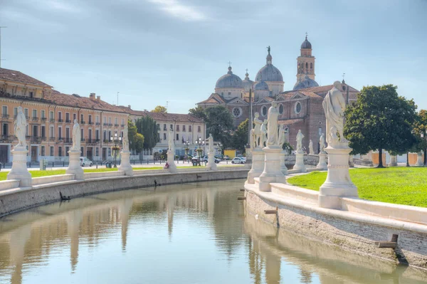 İtalyan kasabası Padua 'daki Prato della Valle' de Santa Giustina Bazilikası.
