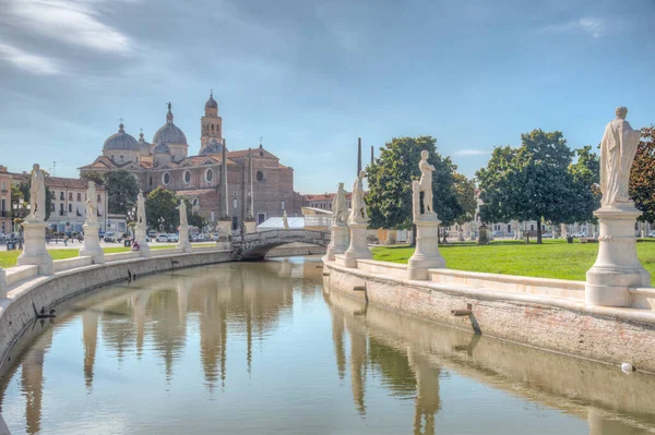 İtalyan kasabası Padua 'daki Prato della Valle' de Santa Giustina Bazilikası.