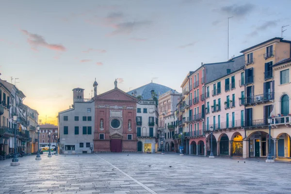 İtalya 'nın Padua kentindeki Piazza dei Signori Meydanı' nın gün batımı manzarası.