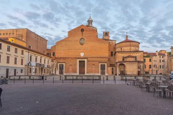 İtalyan şehri Padua 'da Santa Maria Assunta Katedrali' nin gün doğumu manzarası.