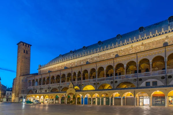 İtalyan şehri Padua 'da Palazzo della Ragione' de gün doğumu.