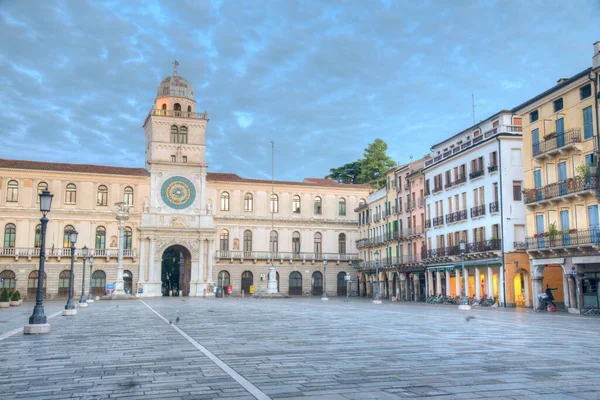 İtalya 'nın Padua kentindeki Torre dell' Orologio 'nun gündoğumu manzarası.
