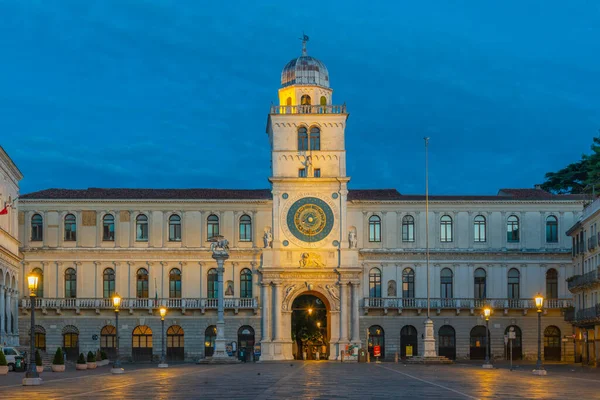 İtalya 'nın Padua kentindeki Torre dell' Orologio 'nun gündoğumu manzarası.