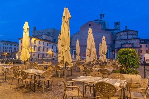 İtalyan şehri Padua 'da Santa Maria Assunta Katedrali' nin gün doğumu manzarası.
