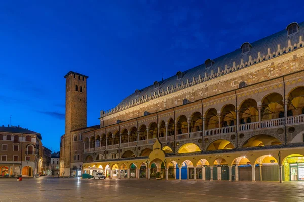 İtalyan şehri Padua 'da Palazzo della Ragione' de gün doğumu.