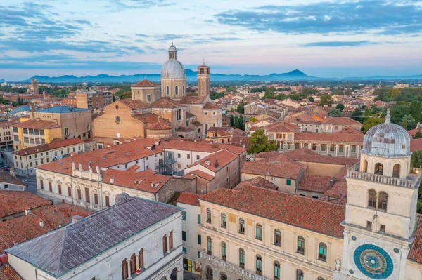 Torre dell 'Orologio' nun gündoğumu ve İtalyan şehri Padua 'da Santa Maria Assunta Katedrali.