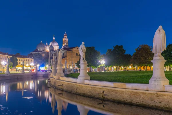 İtalya 'nın Padua kentindeki Prato della Valle' de Santa Giustina Bazilikası üzerinde gün batımı.