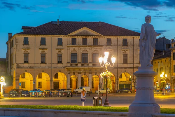 Puesta Sol Sobre Coloridas Casas Piazza Prato Della Valle Ciudad — Foto de Stock