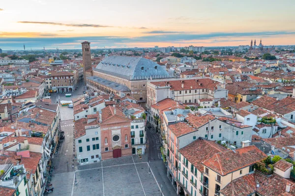 Torre dell 'Orologio' nun gündoğumu ve İtalyan şehri Padua 'da Santa Maria Assunta Katedrali.