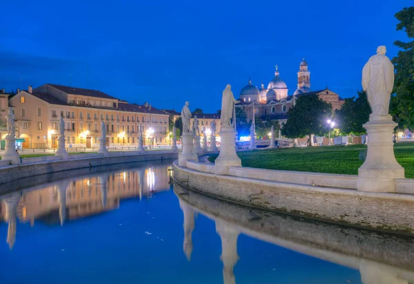 İtalya 'nın Padua kentindeki Prato della Valle' de Santa Giustina Bazilikası üzerinde gün batımı.