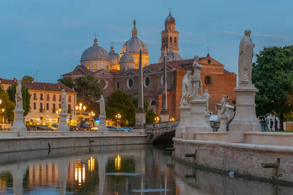 İtalya 'nın Padua kentindeki Prato della Valle' de Santa Giustina Bazilikası üzerinde gün batımı.