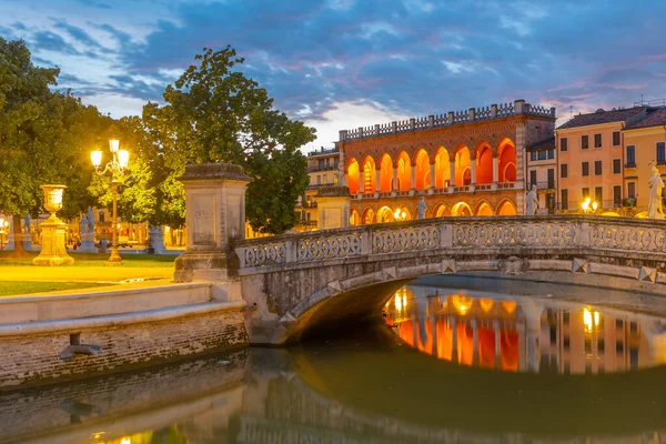 İtalya 'nın Padua kentindeki Piazza Prato della Valle' de Loggia Amulea üzerinde gün batımı.