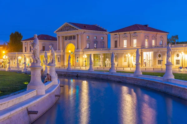 İtalya 'nın Padua kentindeki Piazza Prato della Valle' de renkli evlerin üzerinde gün batımı.