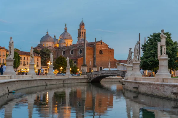 İtalya 'nın Padua kentindeki Prato della Valle' de Santa Giustina Bazilikası üzerinde gün batımı.