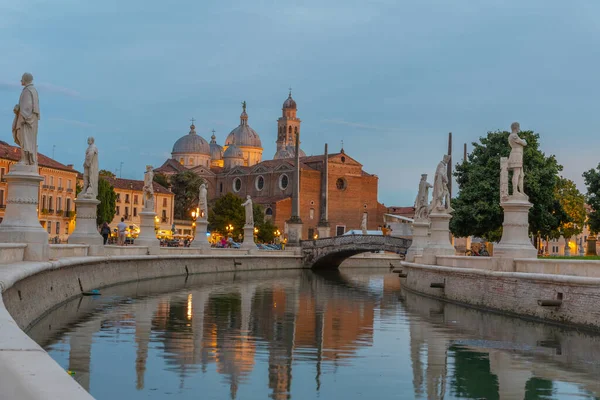 İtalya 'nın Padua kentindeki Prato della Valle' de Santa Giustina Bazilikası üzerinde gün batımı.