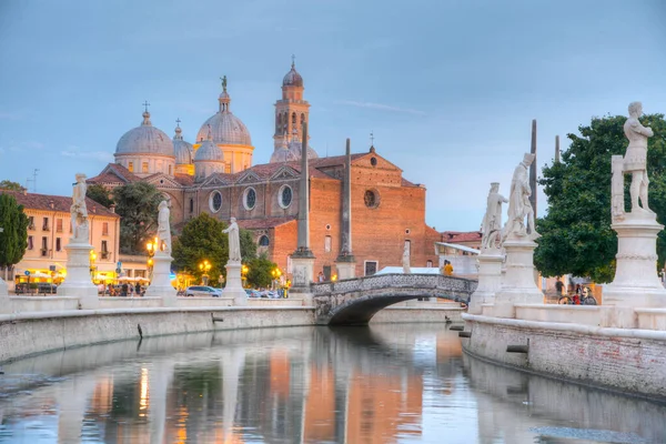İtalya 'nın Padua kentindeki Prato della Valle' de Santa Giustina Bazilikası üzerinde gün batımı.