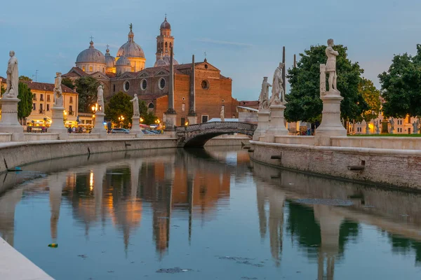 İtalya 'nın Padua kentindeki Prato della Valle' de Santa Giustina Bazilikası üzerinde gün batımı.