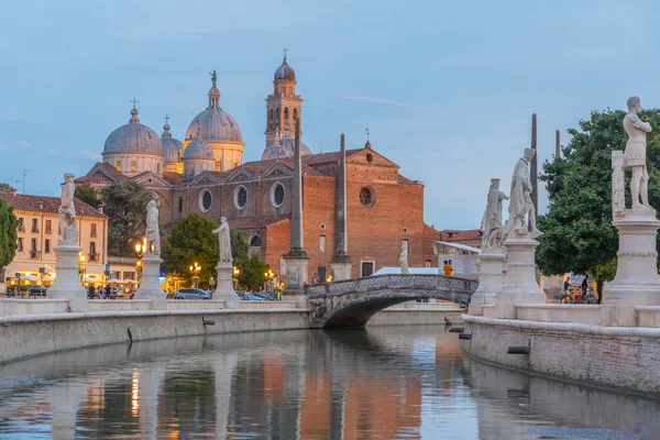 İtalya 'nın Padua kentindeki Prato della Valle' de Santa Giustina Bazilikası üzerinde gün batımı.