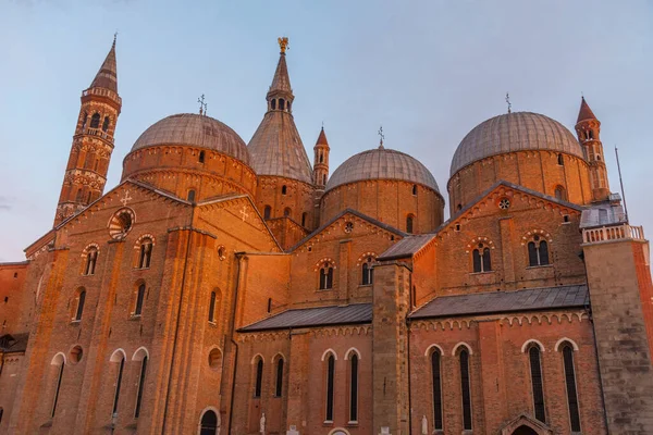 İtalyan kasabası Padua 'da Basilica di Sant' Antonio 'da gün batımı.