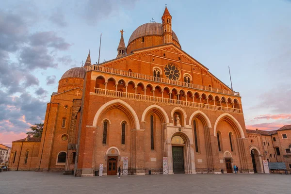 İtalyan kasabası Padua 'da Basilica di Sant' Antonio 'da gün batımı.