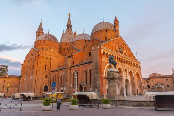 İtalyan kasabası Padua 'da Basilica di Sant' Antonio 'da gün batımı.