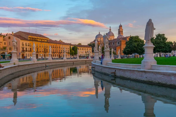 İtalya 'nın Padua kentindeki Prato della Valle' de Santa Giustina Bazilikası üzerinde gün batımı.