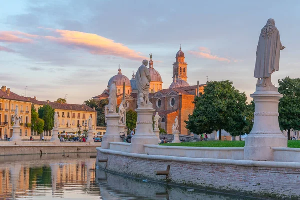 İtalya 'nın Padua kentindeki Prato della Valle' de Santa Giustina Bazilikası üzerinde gün batımı.