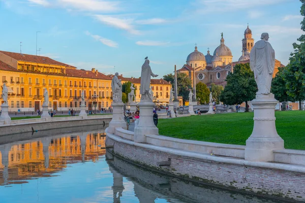 İtalya 'nın Padua kentindeki Prato della Valle' de Santa Giustina Bazilikası üzerinde gün batımı.
