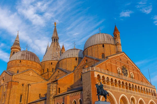 İtalyan kasabası Padua 'da Basilica di Sant' Antonio 'da gün batımı.