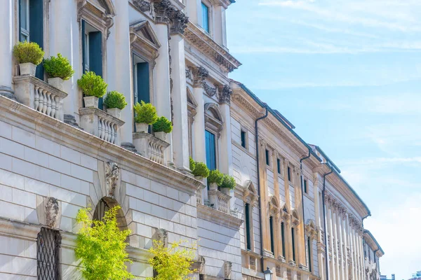 İtalya 'nın eski Vicenza kasabasındaki tarihi evler.