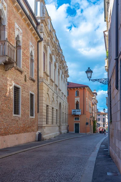 イタリアのヴィチェンツァの旧市街にある歴史的家屋 — ストック写真