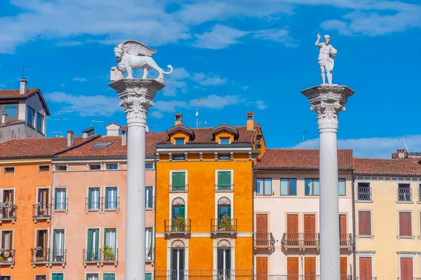 İtalyan kasabası Vicenza 'nın merkezindeki Venedik sütunları.