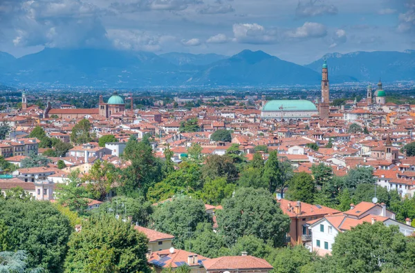 İtalya 'daki eski Vicenza kasabasının hava manzarası.
