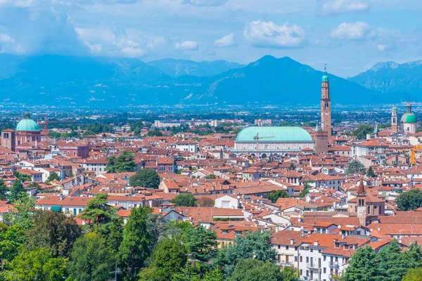 İtalya 'daki eski Vicenza kasabasının hava manzarası.