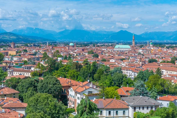 İtalya 'daki eski Vicenza kasabasının hava manzarası.