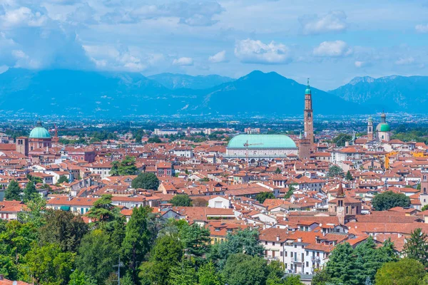 İtalya 'daki eski Vicenza kasabasının hava manzarası.