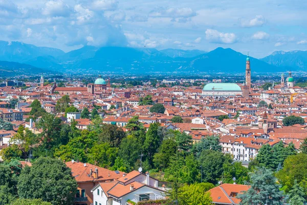 İtalya 'daki eski Vicenza kasabasının hava manzarası.