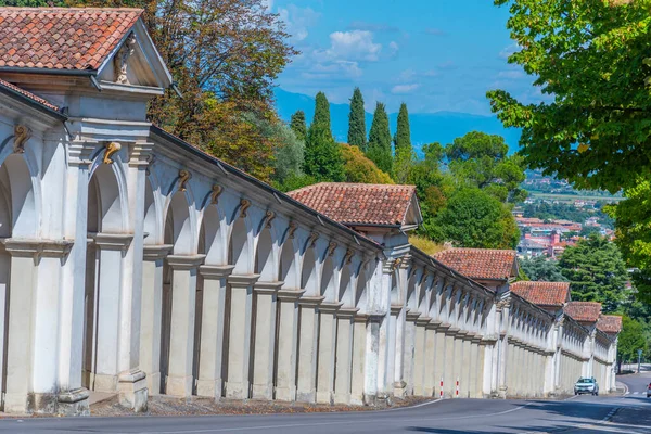 İtalya 'nın Vicenza kentindeki Madonna di Monte Berico' nun mabedine giden atari salonu..