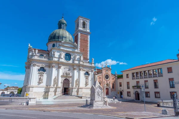 İtalyan kenti Vicenza 'daki Madonna di Monte Berico Mabedi manzarası.
