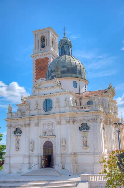 İtalyan kenti Vicenza 'daki Madonna di Monte Berico Mabedi manzarası.