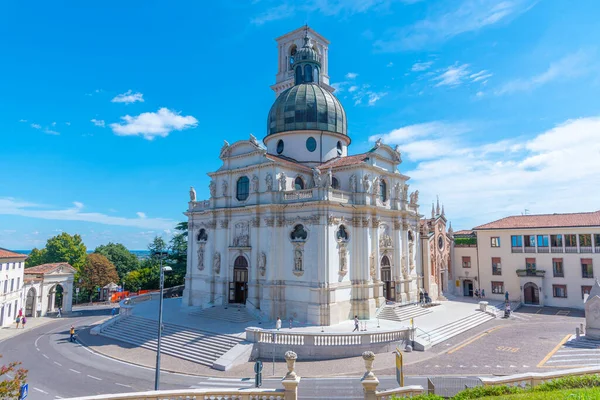 İtalyan kenti Vicenza 'daki Madonna di Monte Berico Mabedi manzarası.