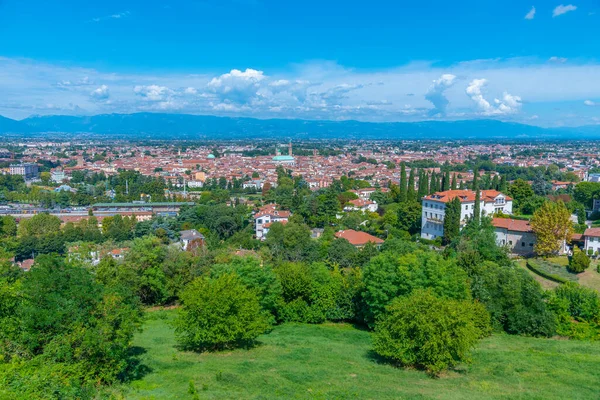 İtalya 'daki eski Vicenza kasabasının hava manzarası.