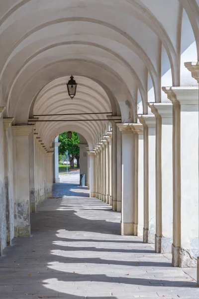 İtalya 'nın Vicenza kentindeki Madonna di Monte Berico' nun mabedine giden atari salonu..