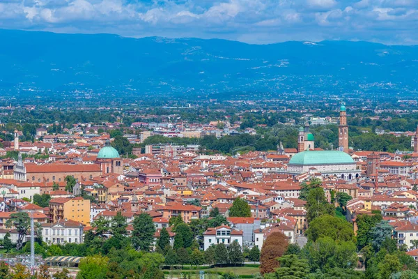 İtalya 'daki eski Vicenza kasabasının hava manzarası.