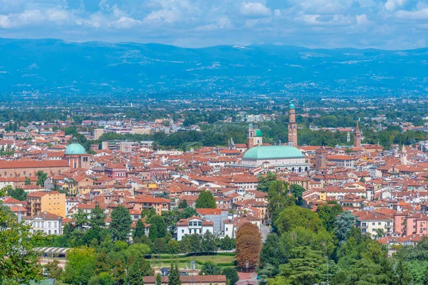 İtalya 'daki eski Vicenza kasabasının hava manzarası.