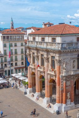 İtalyan kenti Vicenza 'daki Piazza dei Signori meydanında tarihi evler.
