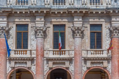 İtalyan kenti Vicenza 'daki Piazza dei Signori meydanında tarihi evler.